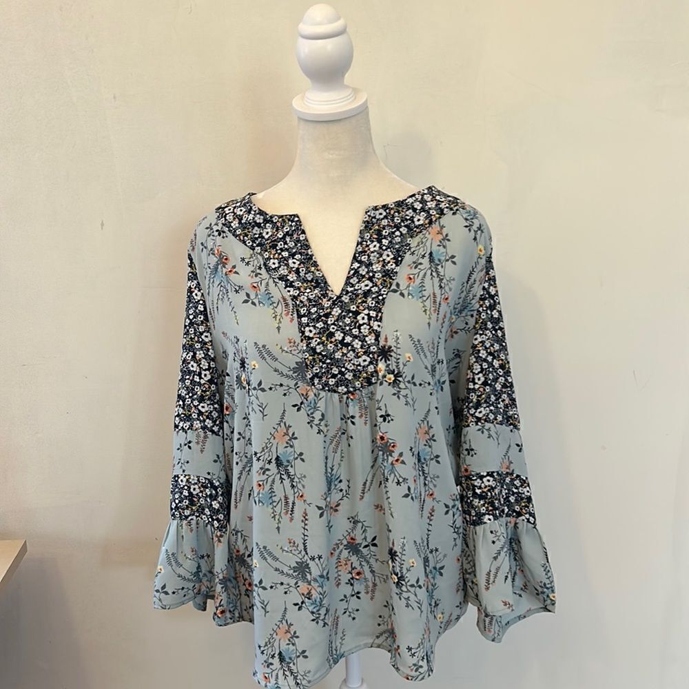 DR2 floral long sleeve henley collar blouse Longer length in back Size L